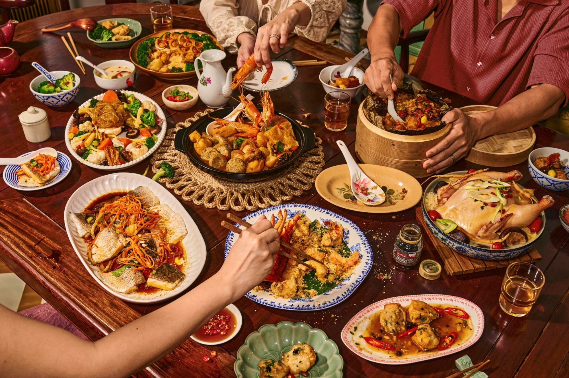 reunion-dinner-takeaway-chinese-new-year-2026-grain-flatlay
