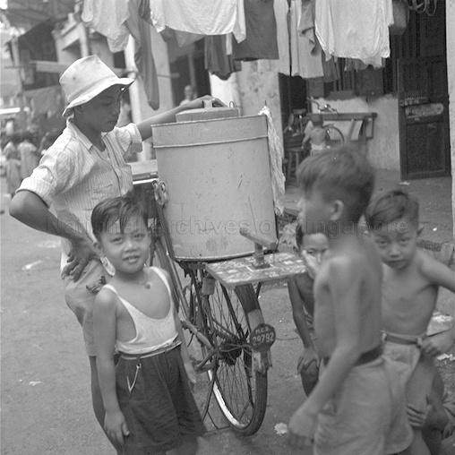 singapore-ice-cream-street-hawking-past