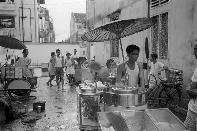 singapore-street-hawking-past
