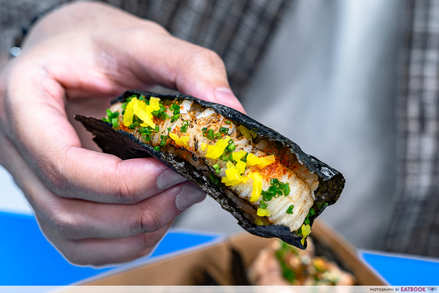 soru-handroll-aburi-engawa-shoyu-interaction