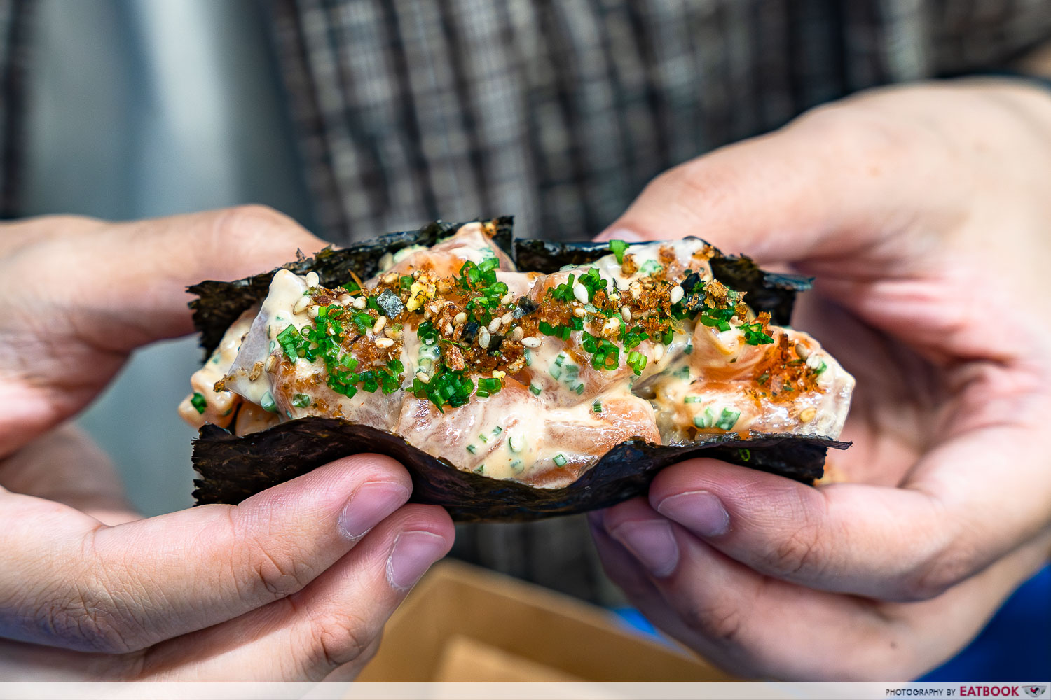 soru-handroll-spicy-salmon-crunch-interaction