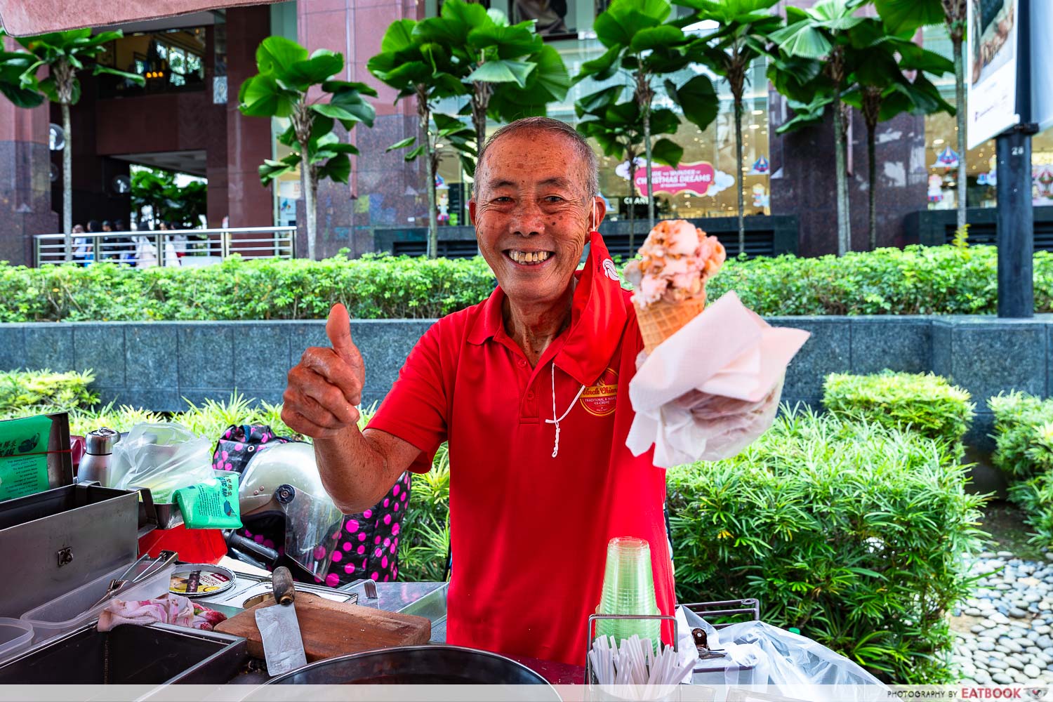 uncle-chieng-ice-cream-cart-btf-ice-cream-cone-passing-interaction