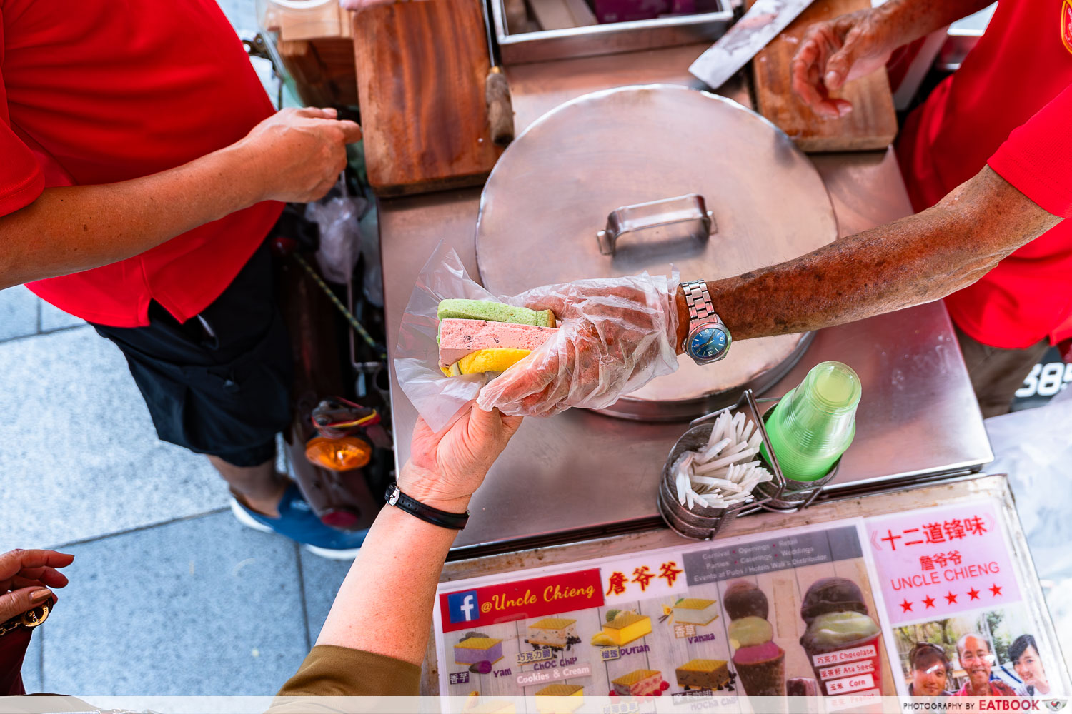 uncle-chieng-ice-cream-cart-btf-ice-cream-sandwich-passing-interaction