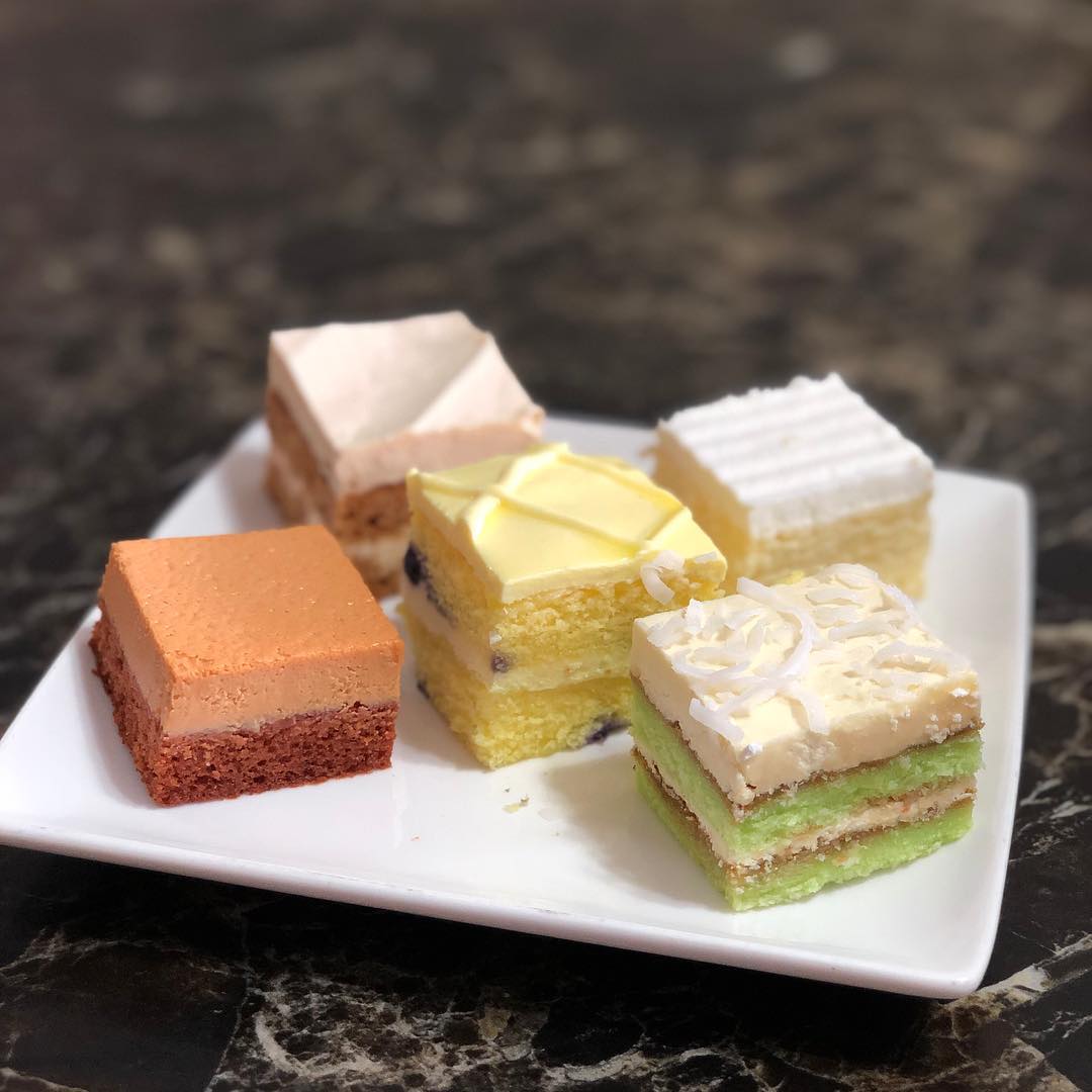 fiesta-makanan-di-bazaar-ramadhan-tampines-central-crusts-and-crumbs-kuih-flatlay