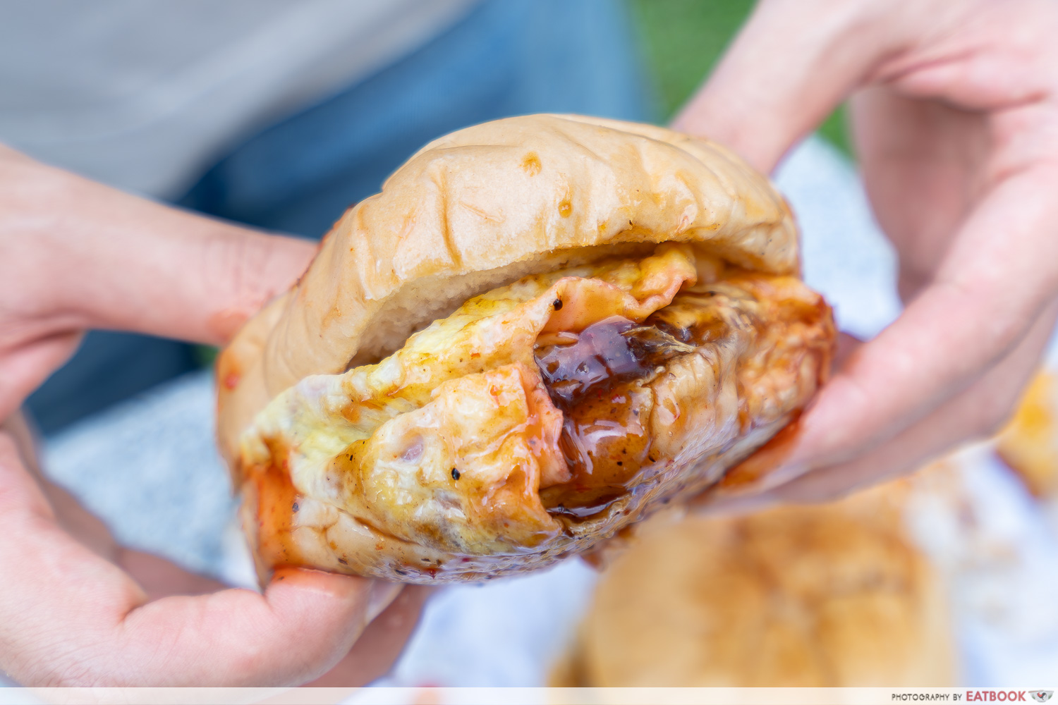 fiesta-makanan-di-bazaar-ramadhan-tampines-central-ramly-burger-interaction