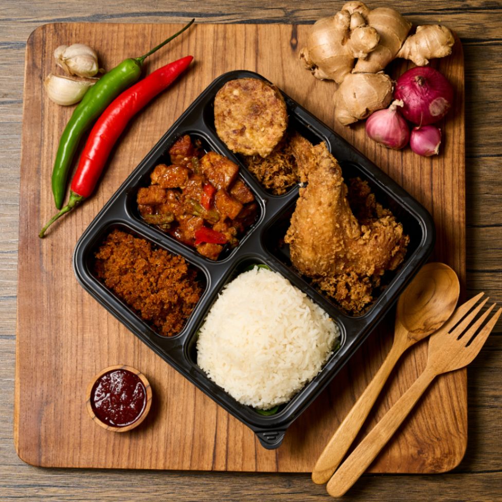 fiesta-makanan-di-bazaar-ramadhan-tampines-central-selera-sumang-nasi-sambal-goreng-ayam-establishment