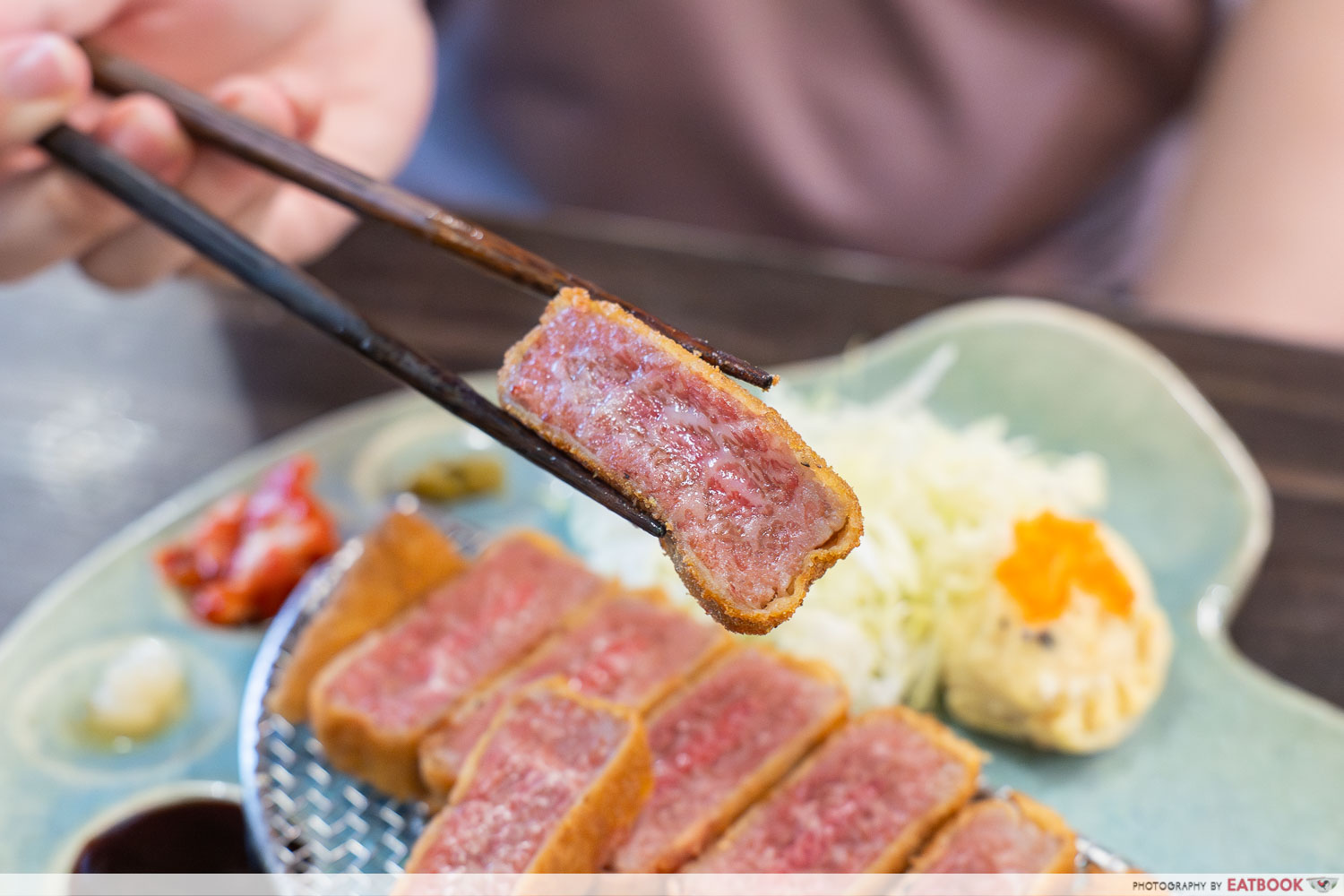 gyusei-gyukatsu-wagyu-steakhouse-a5-wagyu-ribeye-gyukatsu-set-chopsticks-interaction