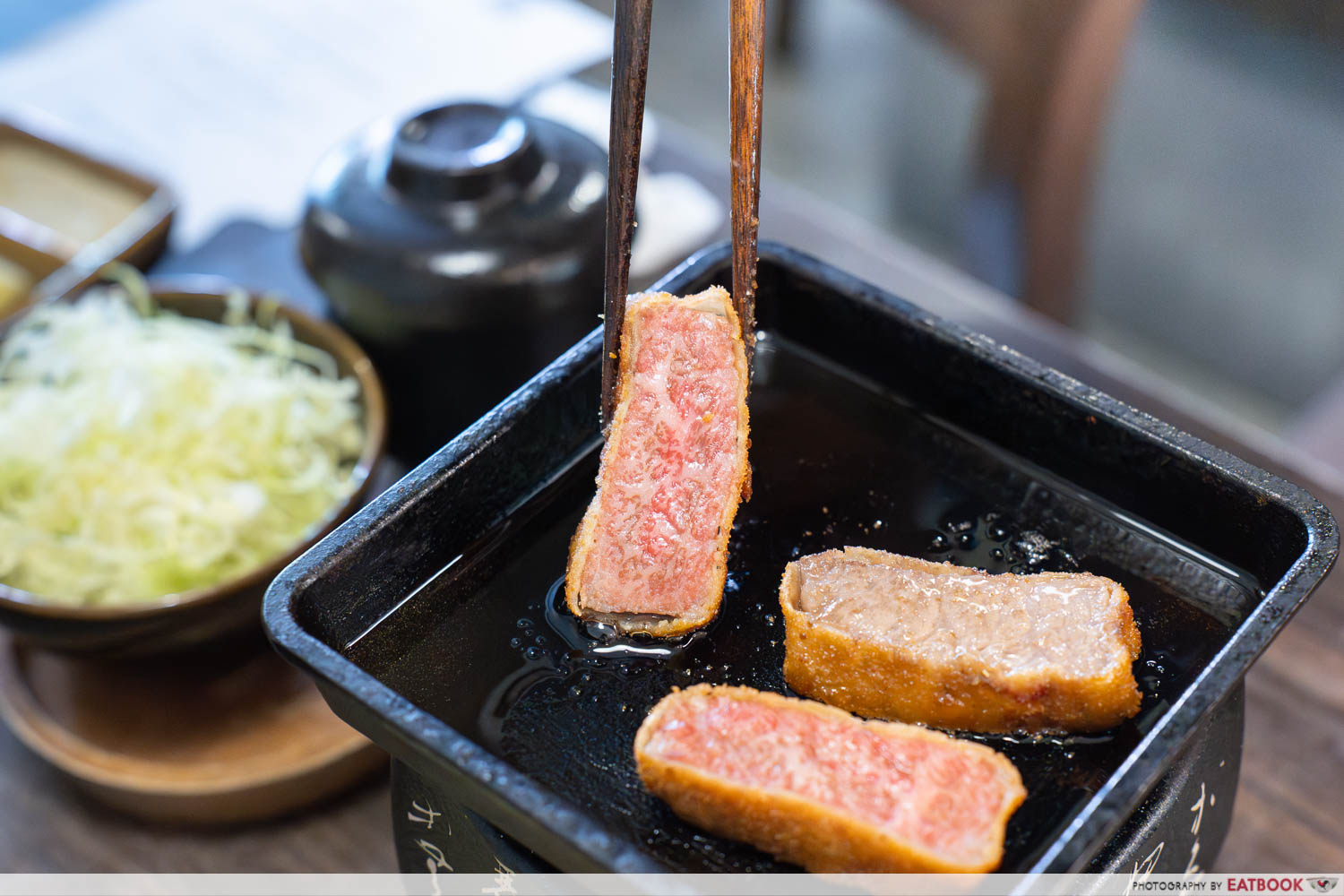 gyusei-gyukatsu-wagyu-steakhouse-a5-wagyu-ribeye-gyukatsu-set-sauce-dipping-interaction