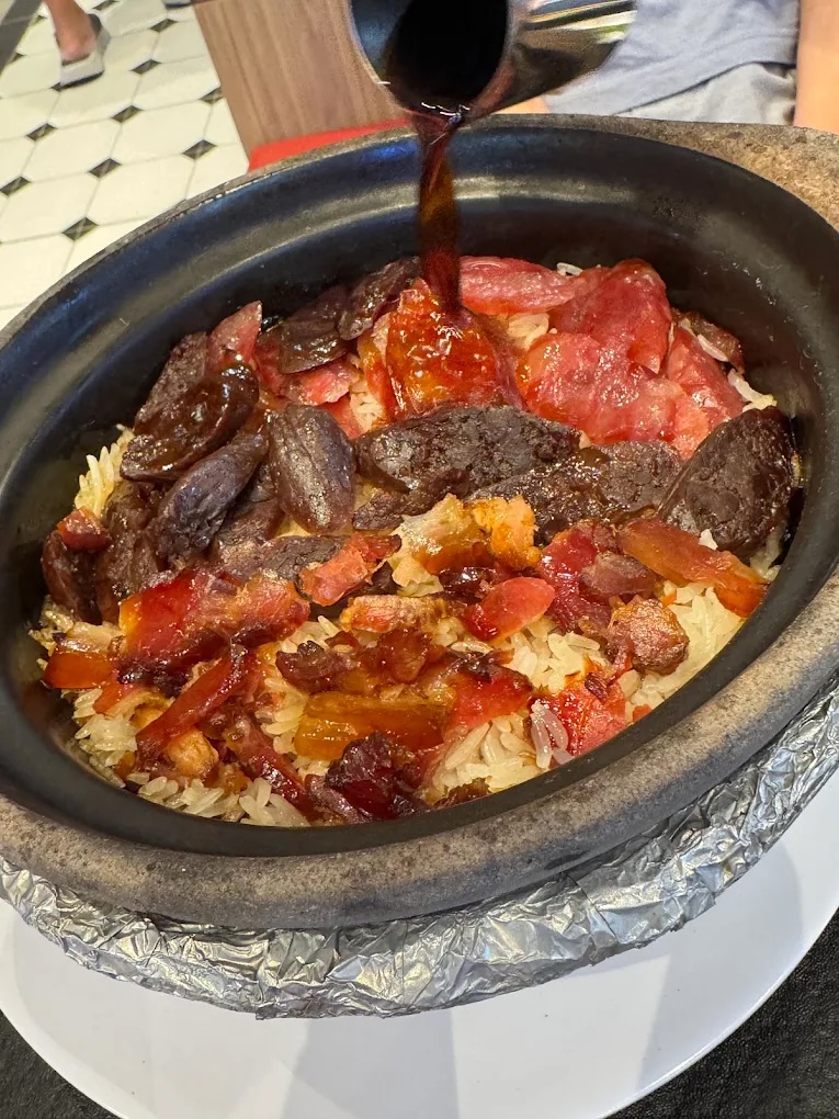 jumboree-mixed-meats-claypot-rice-pour-interaction