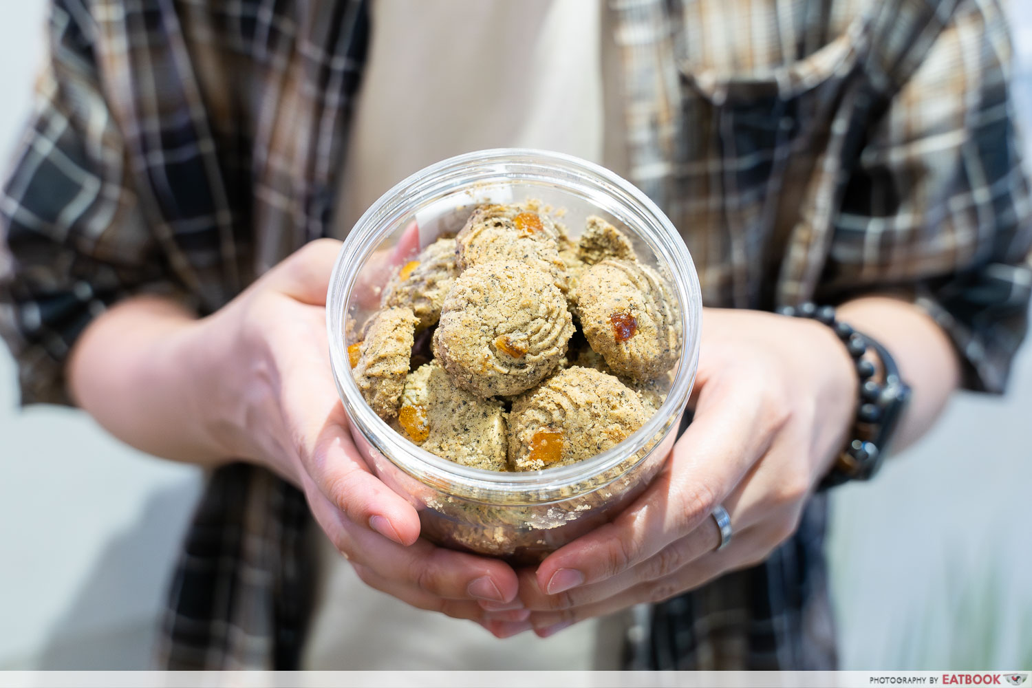 two-bakers-pineapple-tart-vending-machine-earl-grey-butter-cookies-jar-interaction