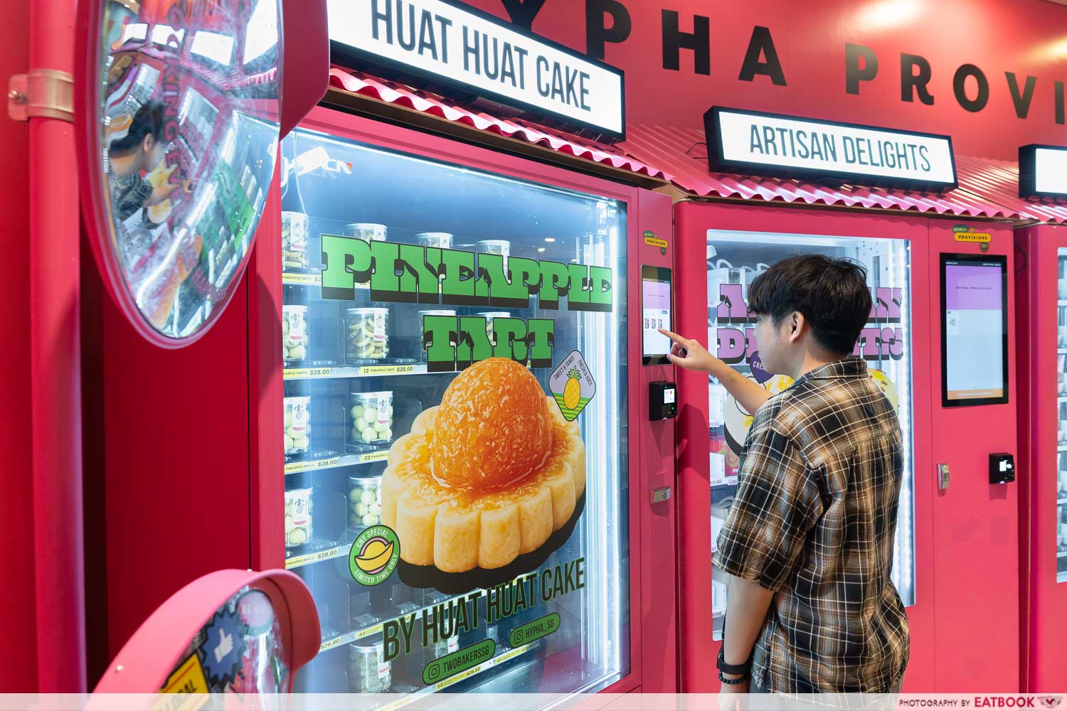 two-bakers-pineapple-tart-vending-machine-interaction