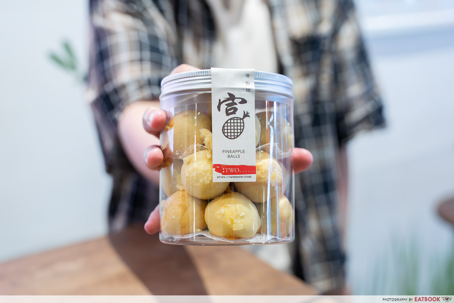 two-bakers-pineapple-tart-vending-machine-pineapple-balls-jar-interaction