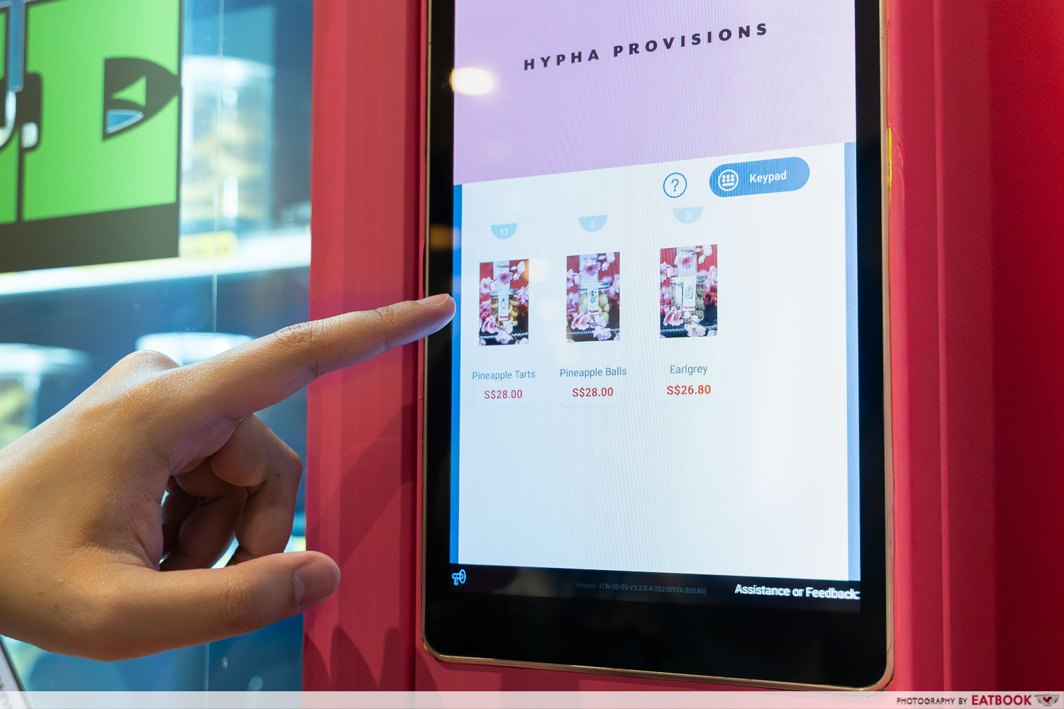 two-bakers-pineapple-tart-vending-machine-screen-interaction