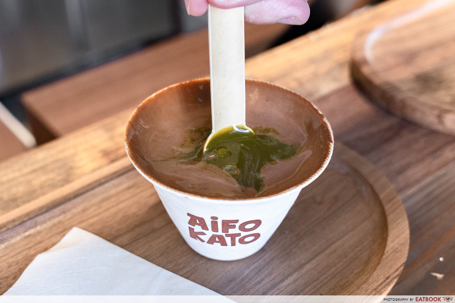 aifokato-chocolate-gelato-matcha-pour-interaction