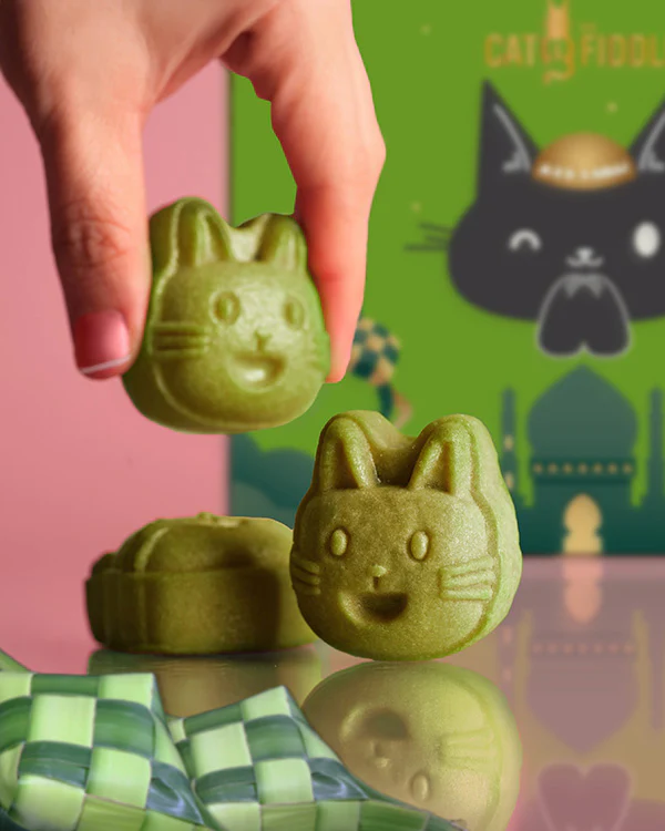 cat-and-the-fiddle-pineapple-tart-interaction