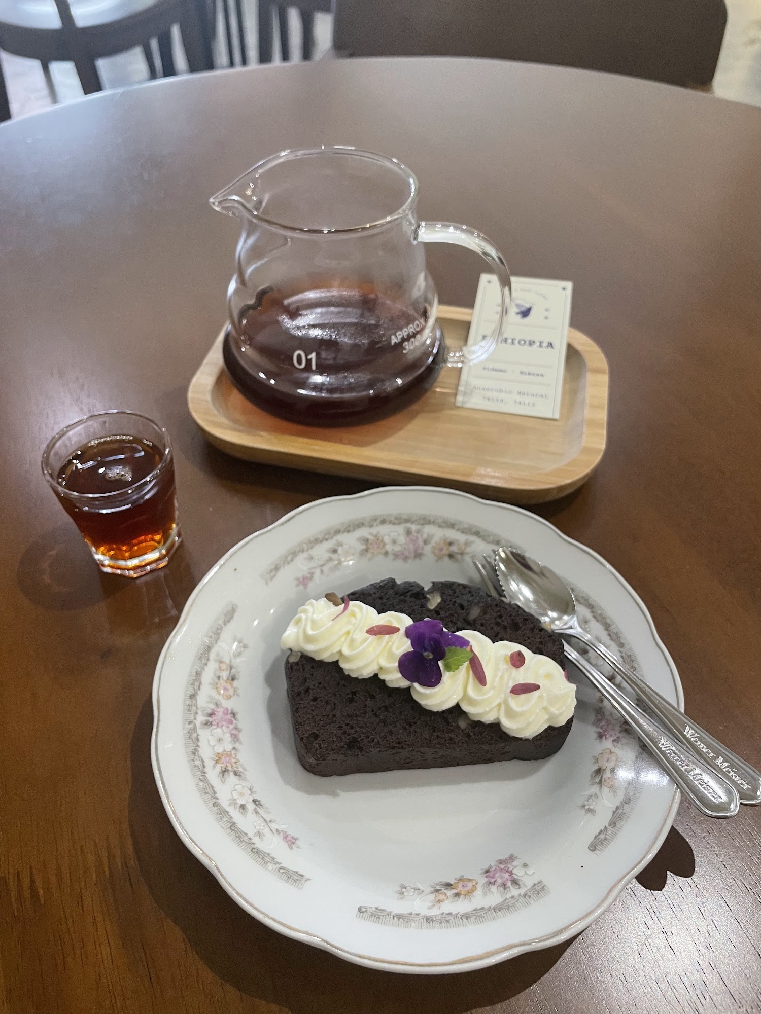 dawn-and-dusk-coffee-roastery-flatlay