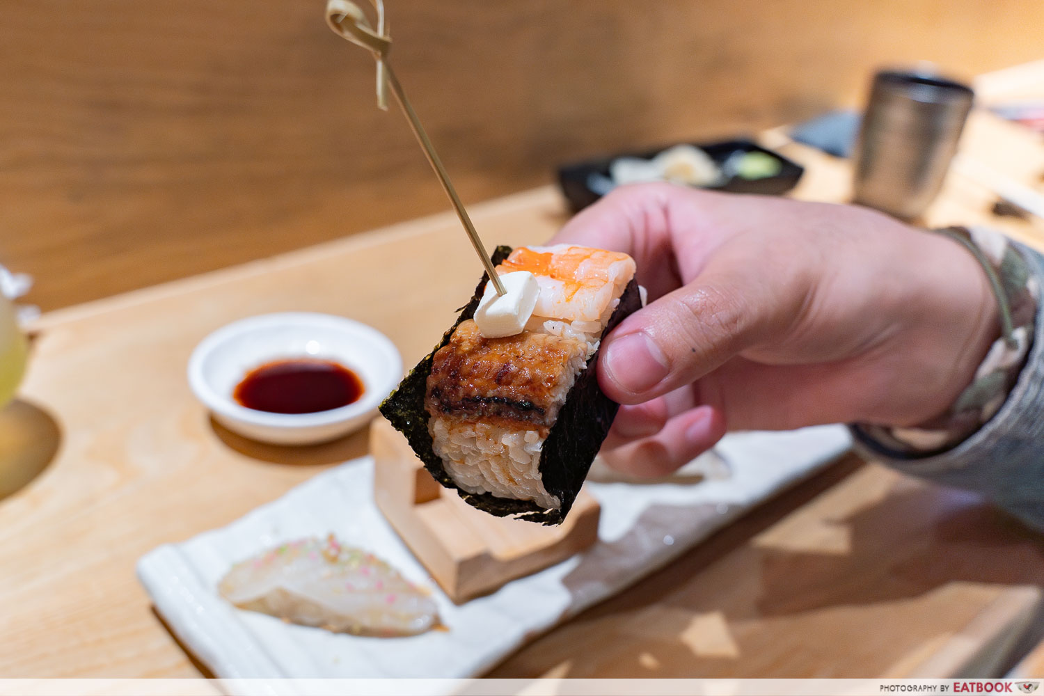 haku-sushi-rolling-omakase-hako-interaction