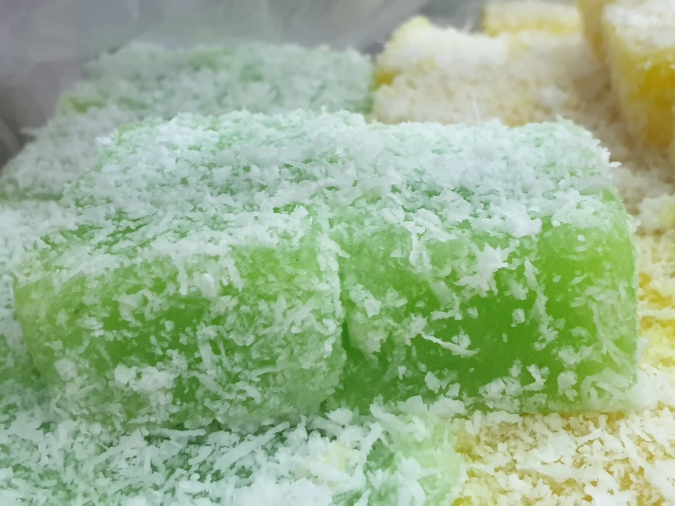 hiap-huat-cakeshop-pandan-kueh-ubi-establishment