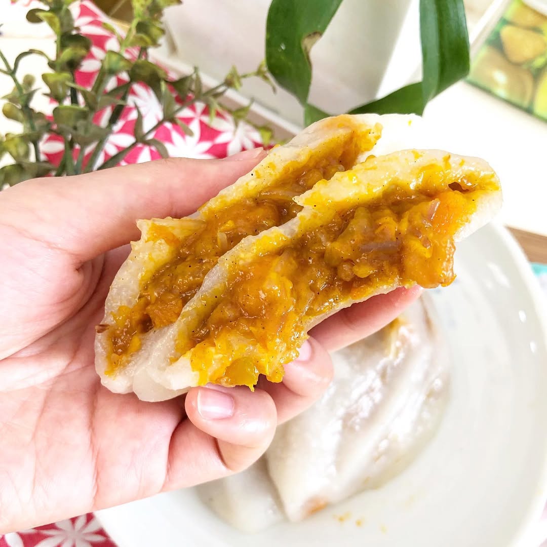 hiap-huat-cakeshop-pumpkin-shrimp-soon-kueh-cross-section-interaction