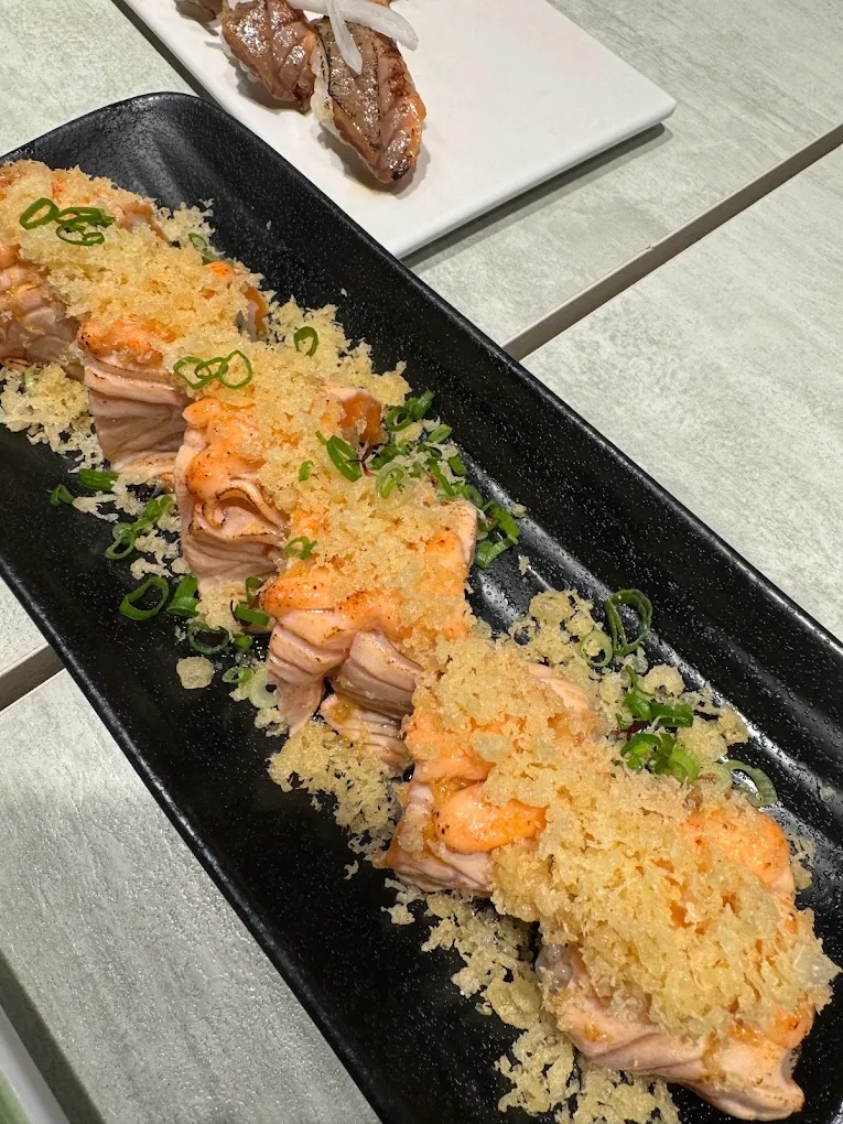 itacho-sushi-roasted-salmon-with-tenkasu-roll-establishment