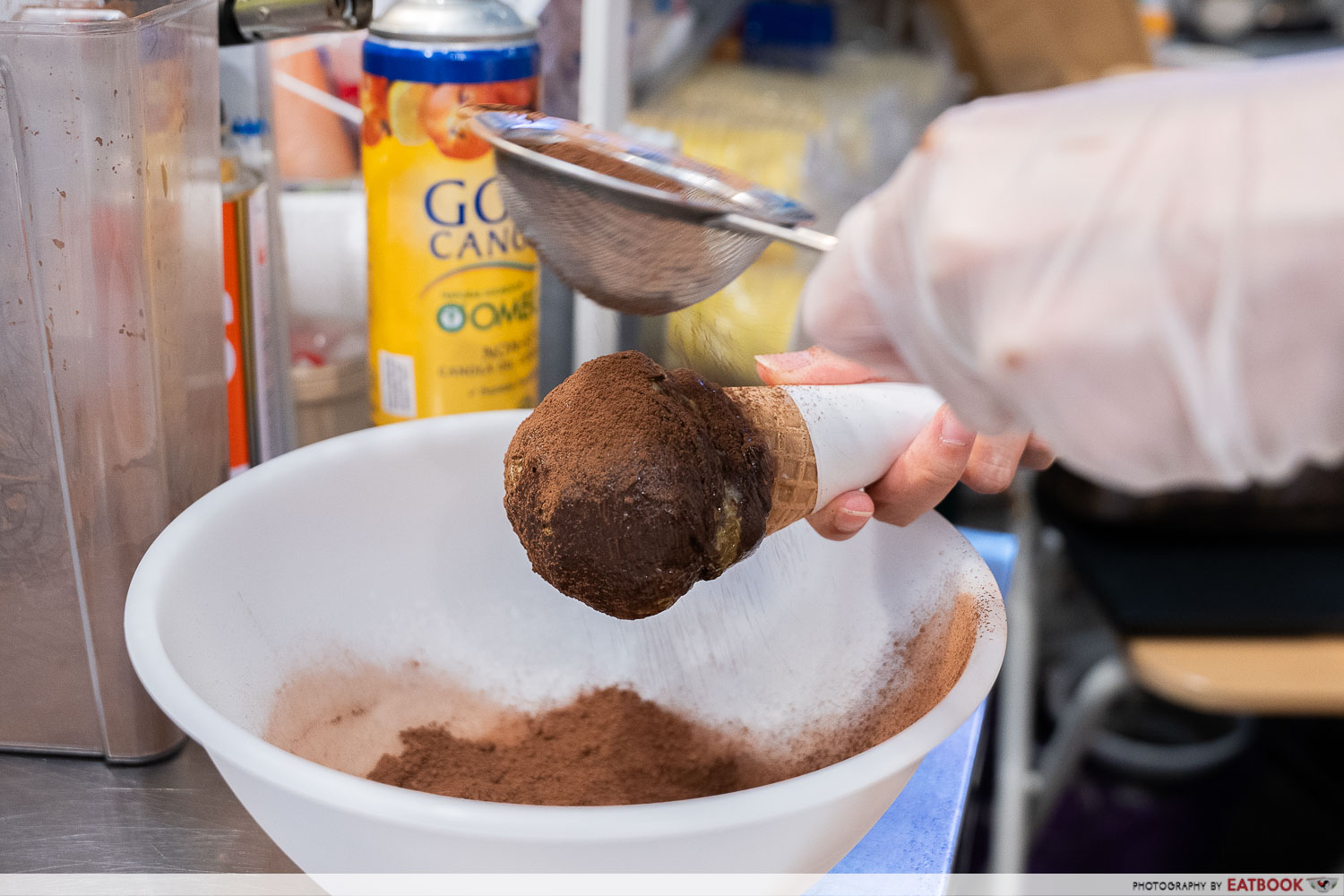 kooks-creamery-dubai-chewy-cookie-ice-cream-cocoa-powder-prep
