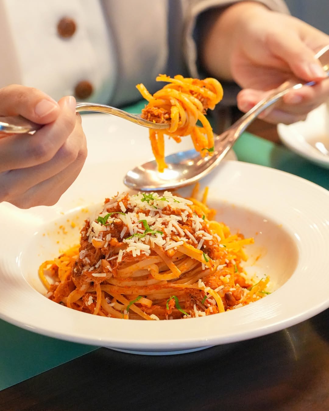 the-marmalade-pantry-oasia-hotel-downtown-spicy-crabmeat-interaction