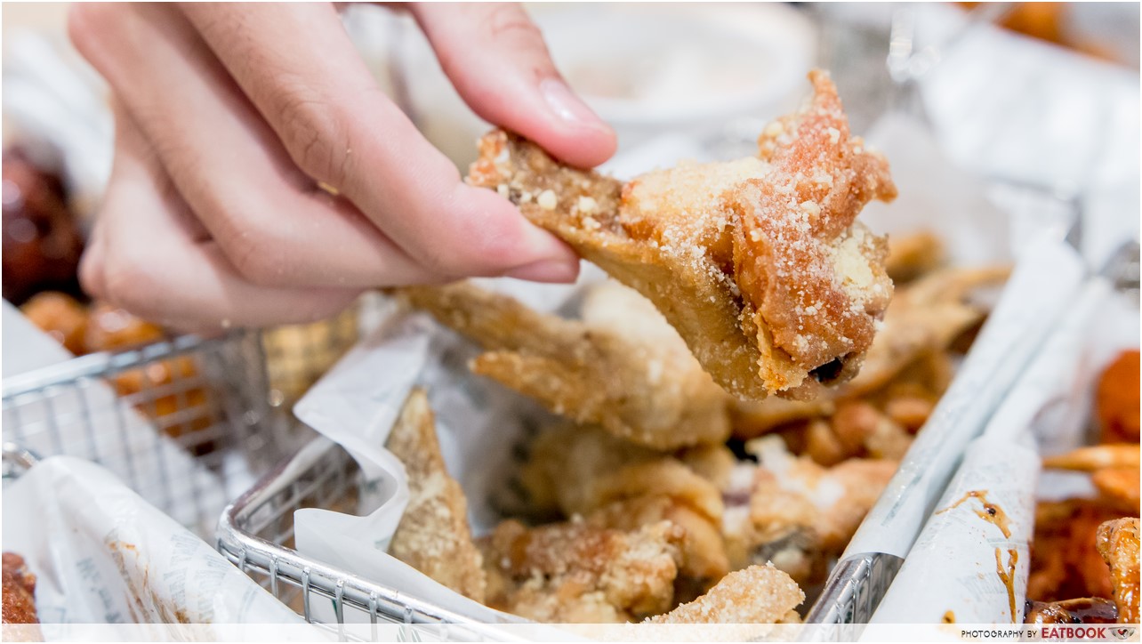 wingstop-garlic-parmesan-classic-wings-interaction