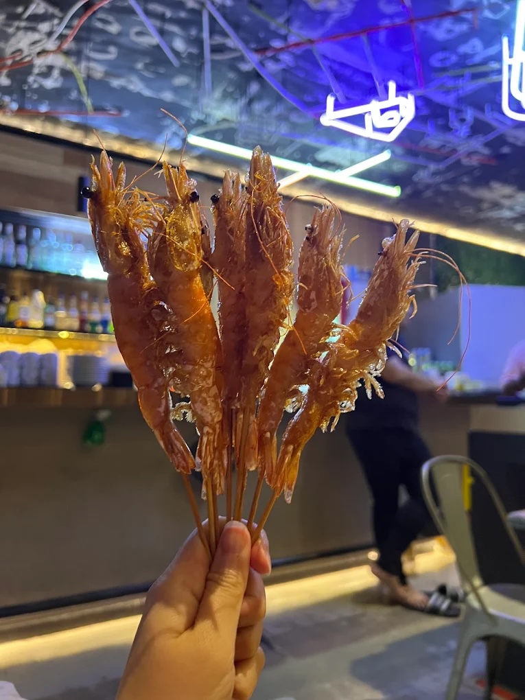 ak-zai-lok-lok-prawn-interaction