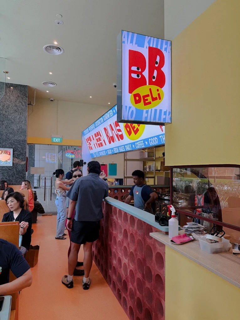 between-buns-deli-ambience