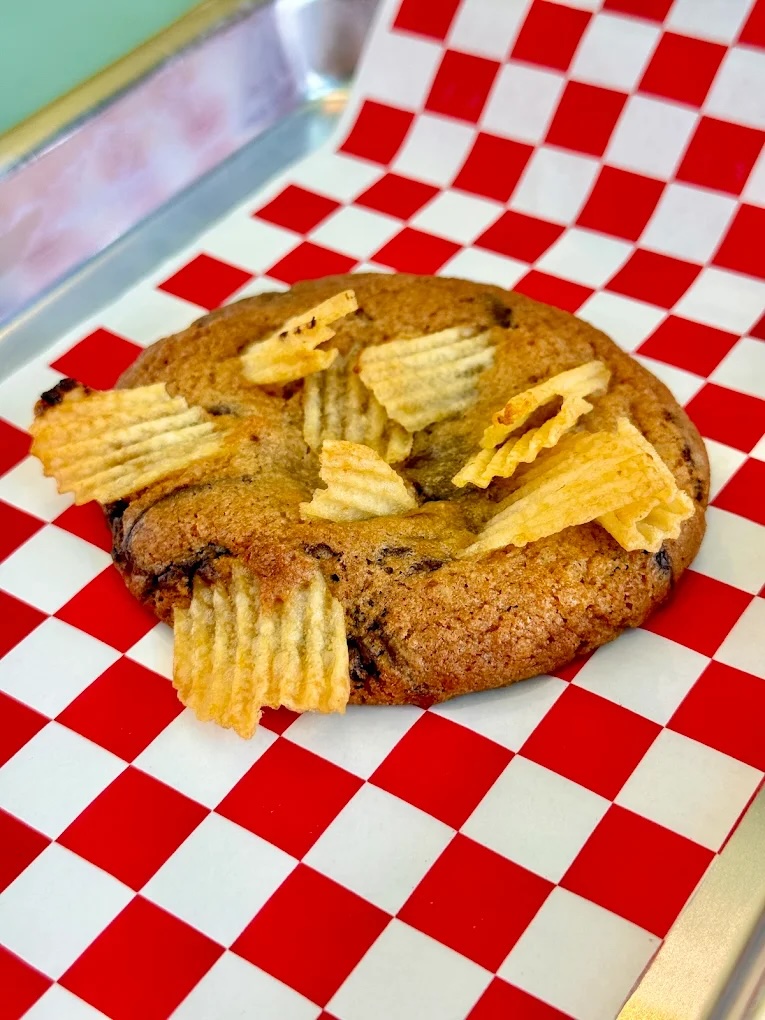 between-buns-deli-double-chip-cookie-establishment