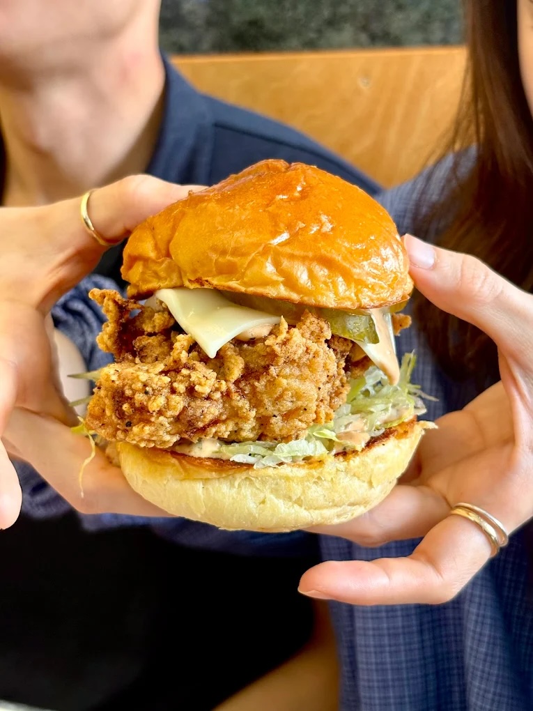 between-buns-deli-fried-chicken-interaction