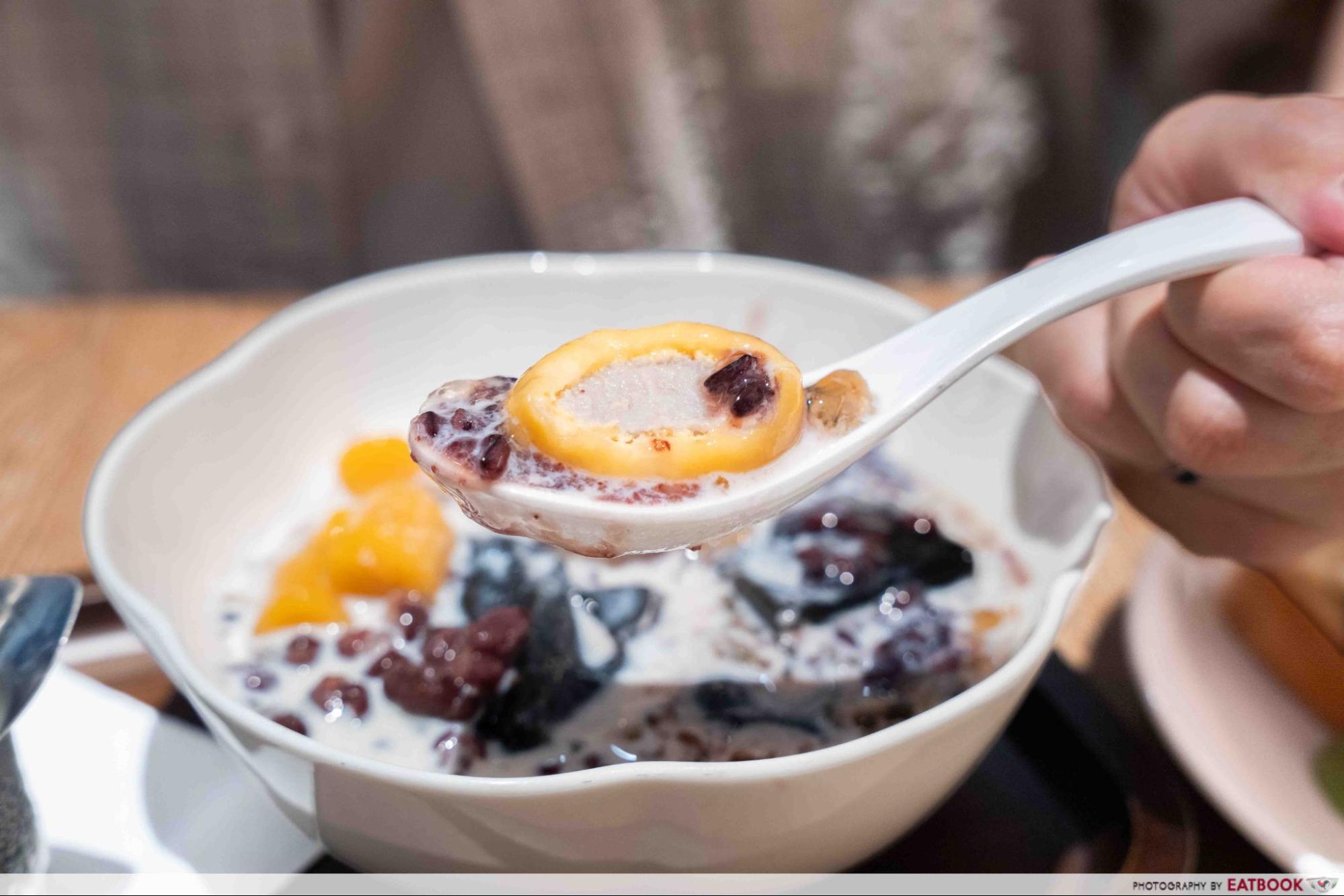 chan-susu-handmade-lava-taro-balls-grand-bowl-cross-section-interaction