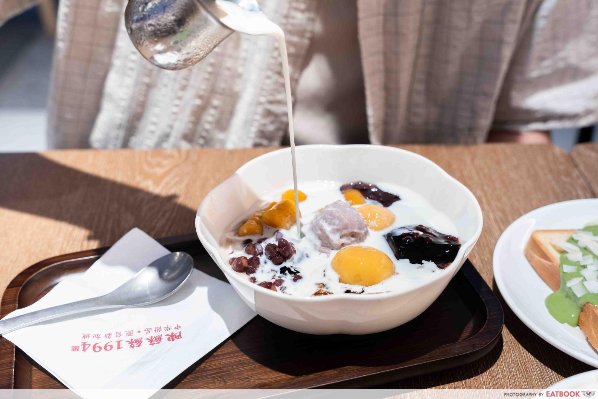 chan-susu-handmade-lava-taro-balls-grand-bowl-pour-interaction