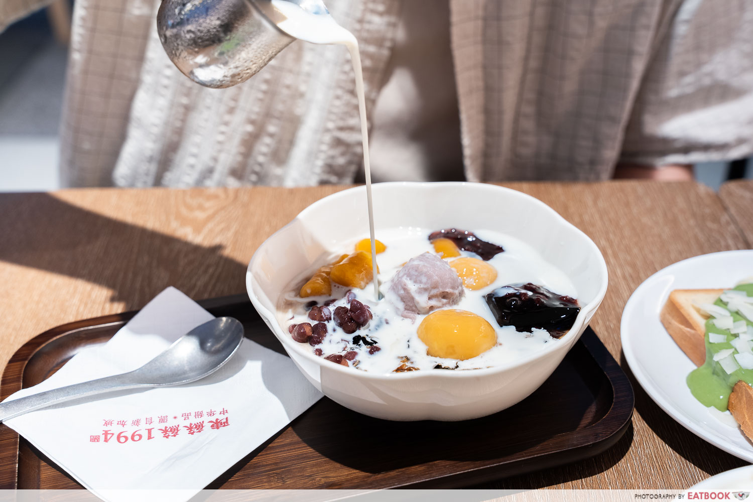 chan-susu-handmade-lava-taro-balls-grand-bowl-pour-interaction