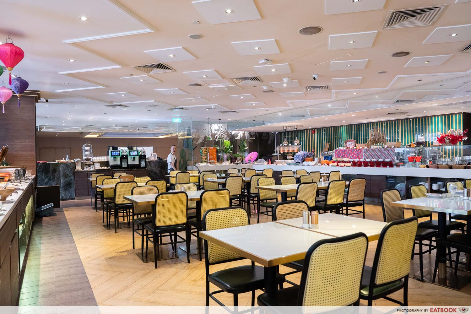 nyonyas and gentlemen ambience