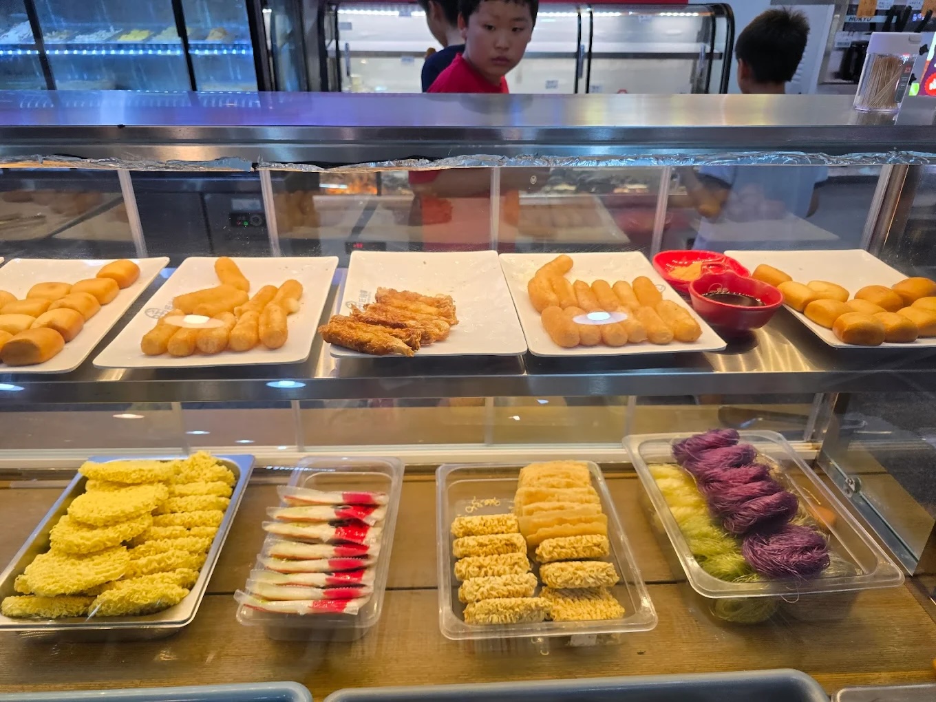 wonderful-chinese-restaurant-fried-snacks-display-flatlay