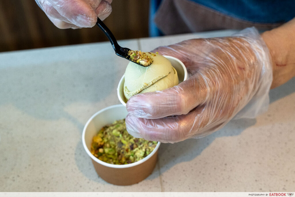 freshio-gelato-pistachio-interactoin