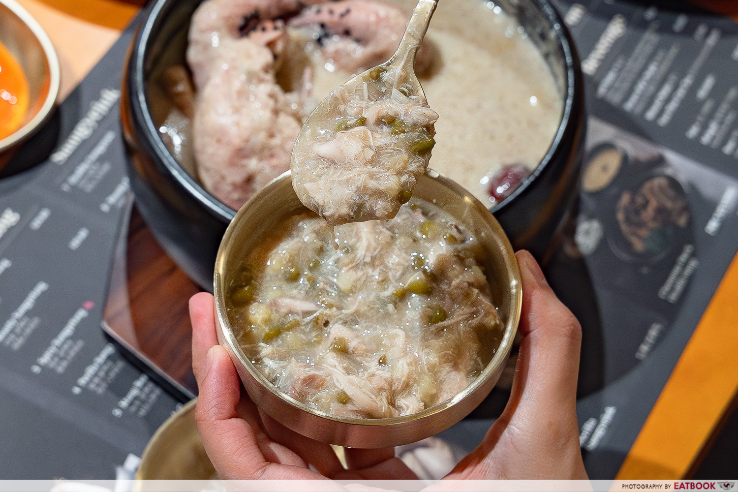 jiho-hanbang-samgyetang-mung-bean-samgyejuk-spoon-interaction