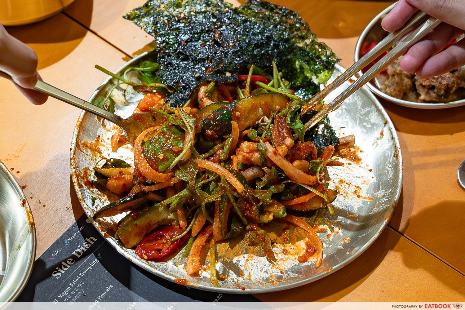 jiho-hanbang-samgyetang-squid-and-minari-salad-mixing-interaction