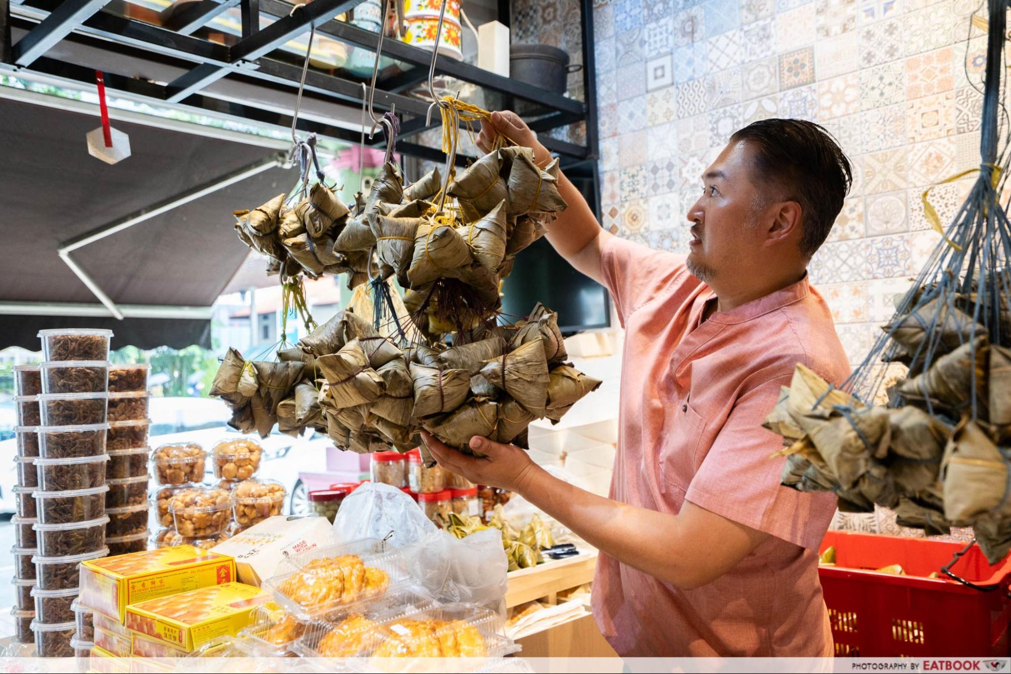 kim-choo-kueh-chang-btf-hanging-rice-dumplings-interaction