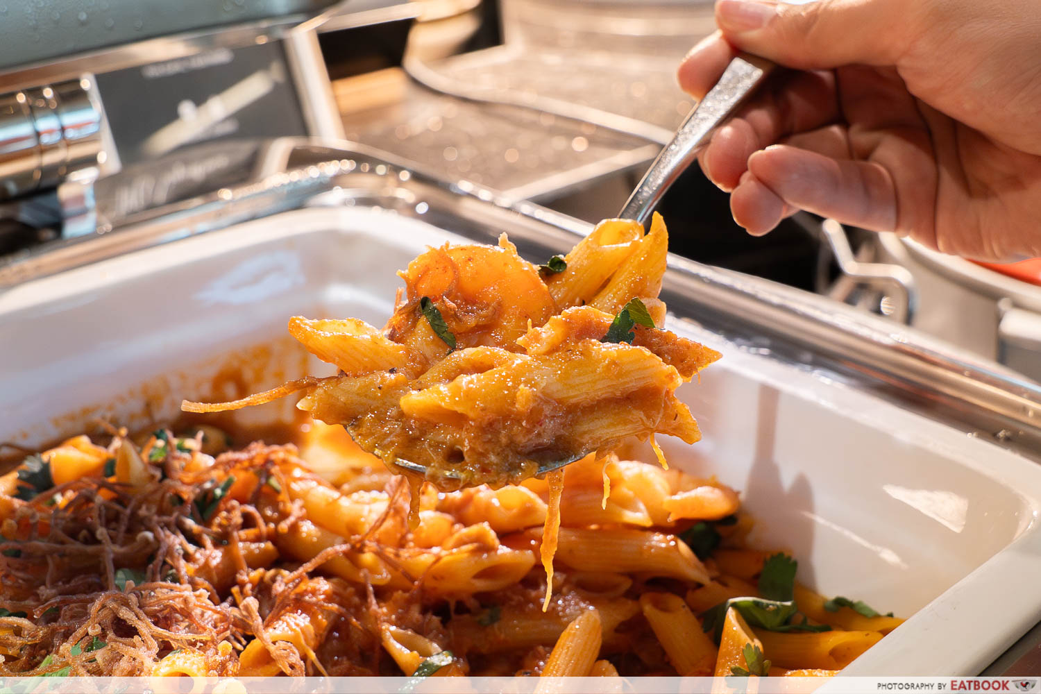 luce-buffet-penne -al granchio-piccante con-funghi-fritti