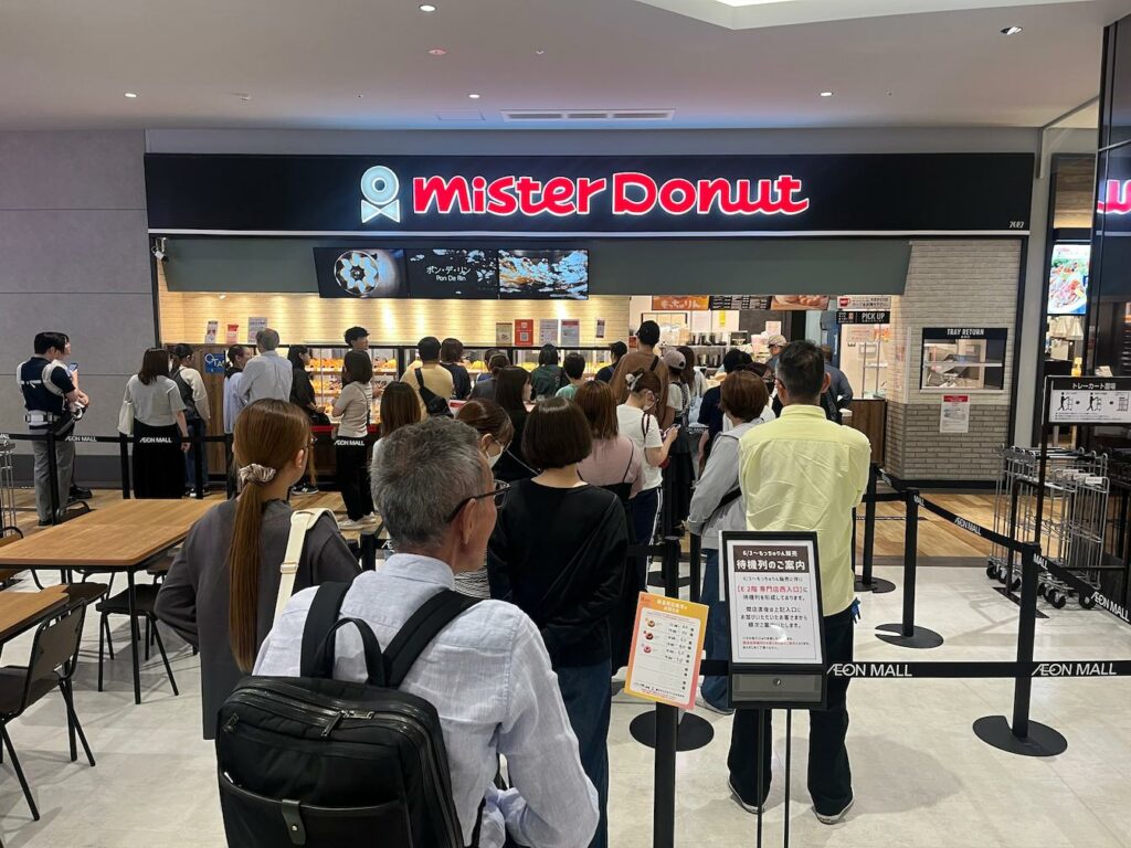 mocchurin-mister-donut-queue