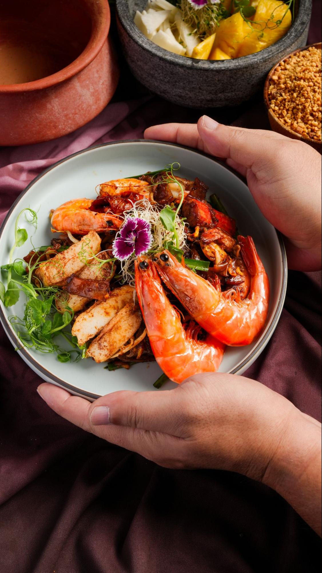 permata-penang-char-kway-teow-interaction