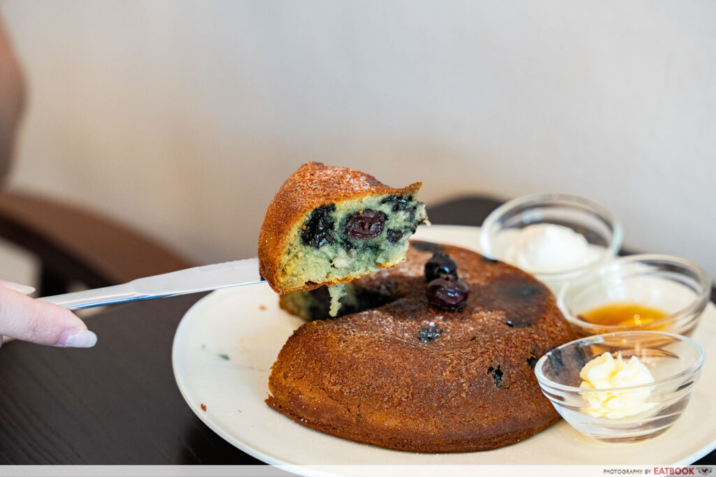 space23-cafe-blueberry-pancakes-interaction