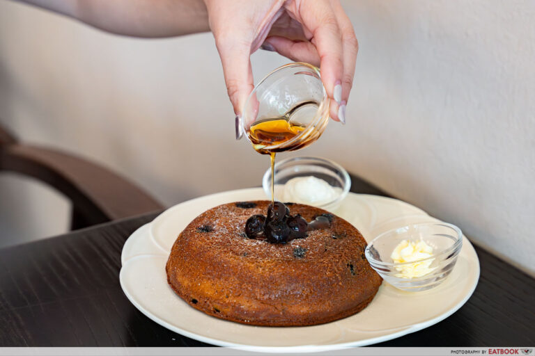 space23-cafe-blueberry-pancakes-pouring