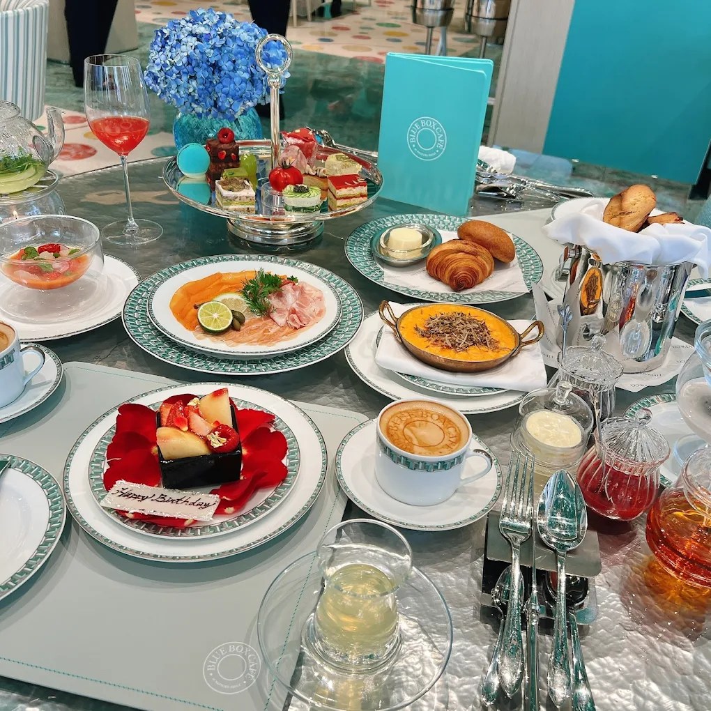 tiffany-co-cafe-flatlay-kt