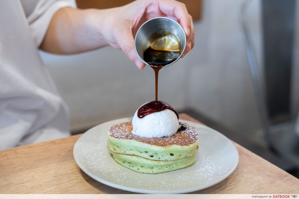 tolidos-espresso-nook-pancake-pouring