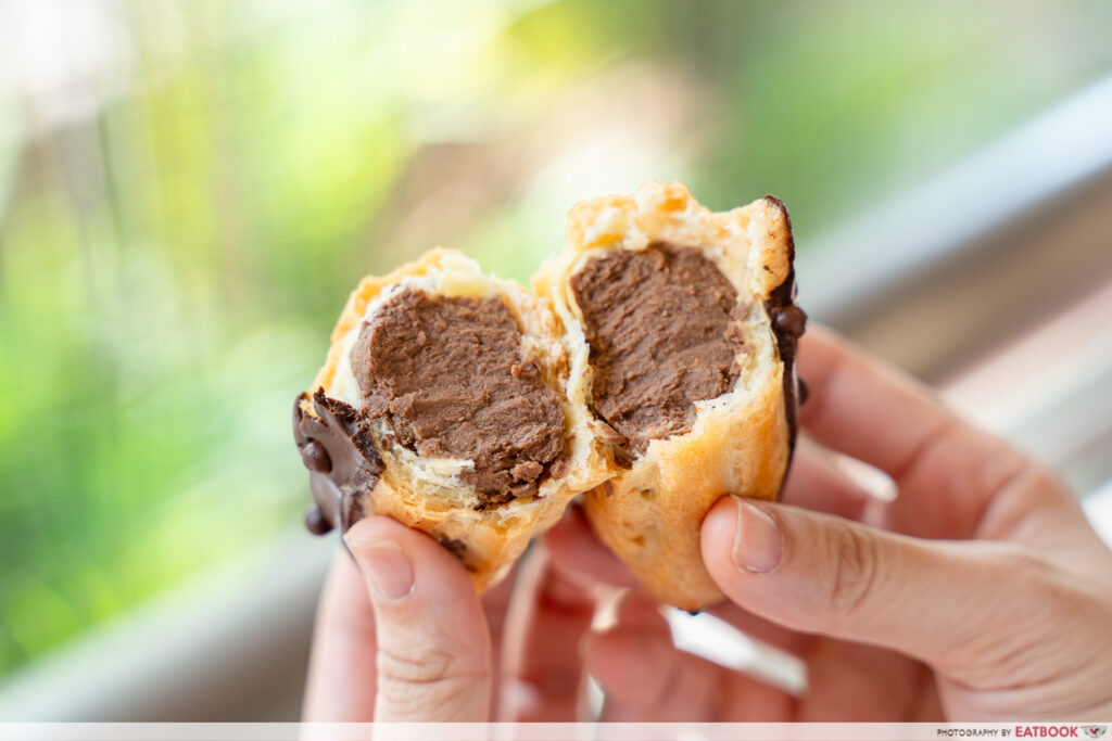 chocolat-n-spice-eclair-interaction