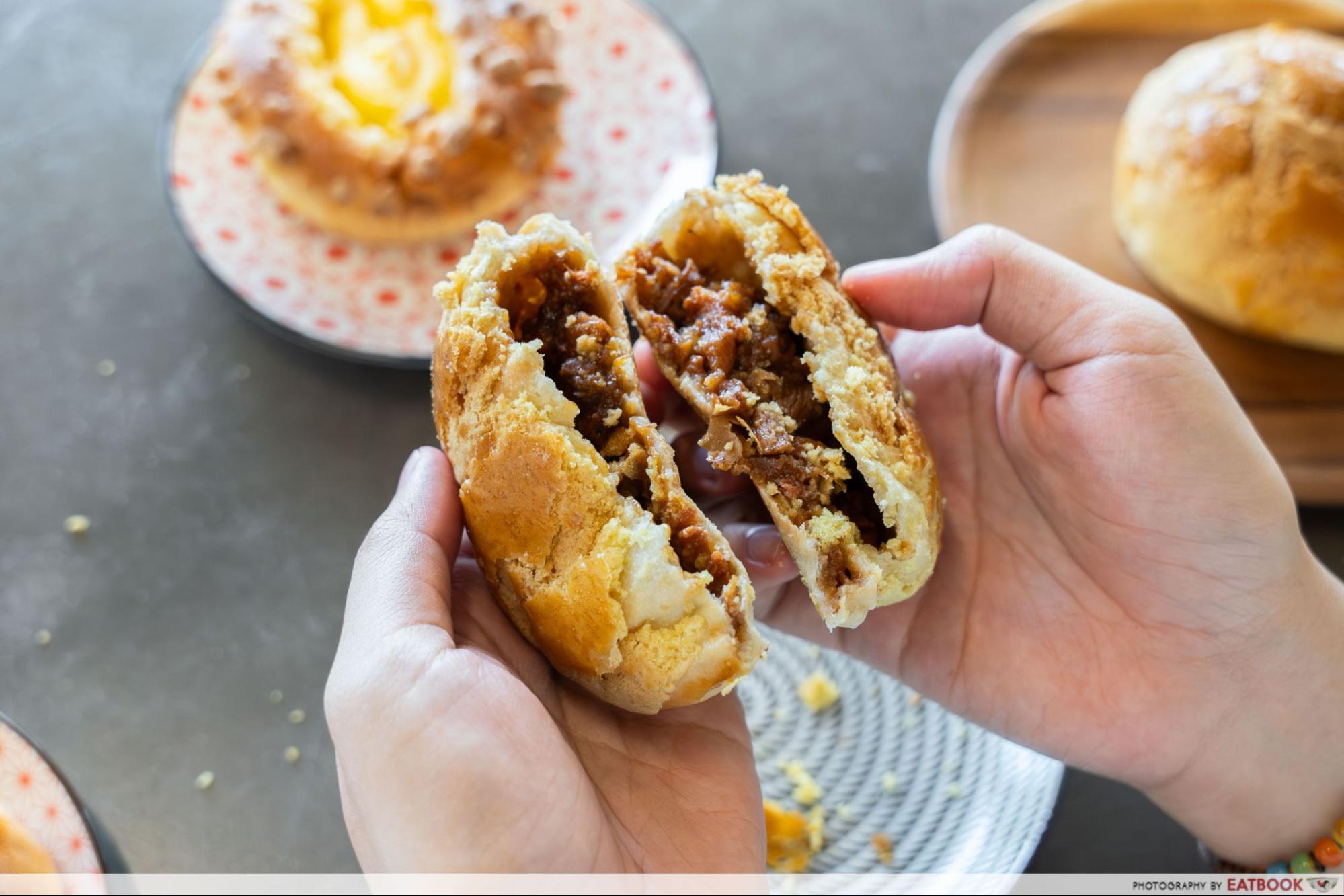 so-good-bakery-hk-char-siew-polo-bun-interaction-cross-section