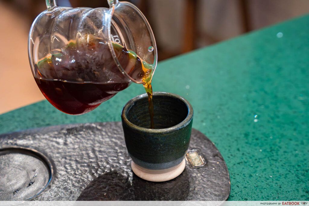 tiong-hoe-filter-pouring